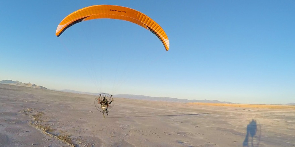 Cobain Sensasi Terbang ke Angkasa dengan Paramotor thumbnail